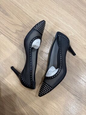 Stuart Weitzman Hitipper Black Nappa Studded Pointed-Toe Pumps Size 9